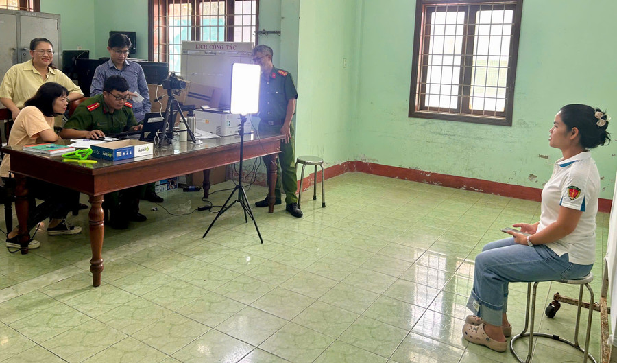 Carrying out the process of reissuing party membership cards at the Department of Administrative Management of Social Order Police. Photo: D.L 1-8911.jpg
