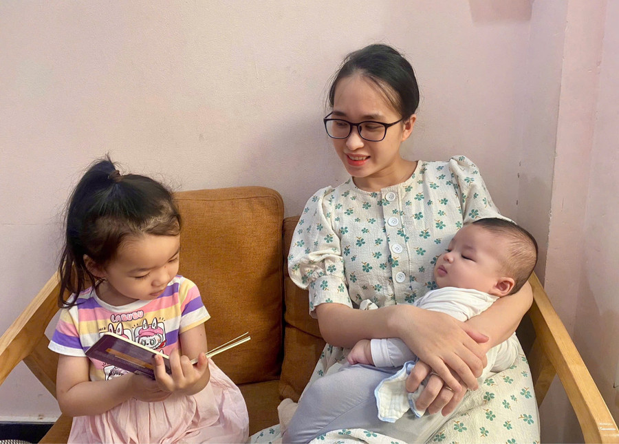 Nhờ được ba mẹ chuẩn bị tâm lý từ trước, con gái lớn của anh Thành, chị Thùy vui vẻ đón nhận em trai. Ảnh: NVCC 728829a72645af1bf654.jpg