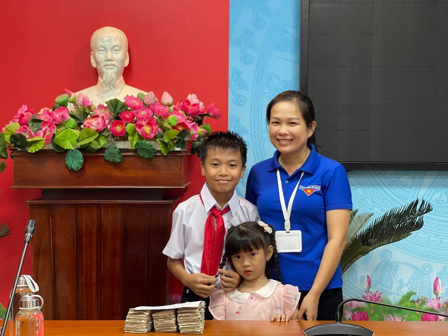 Đoàn phường Hoài Nhơn Đông tiếp nhận khoản đóng góp của 2 anh em Vinh - Châu. Ảnh: ĐVCC img-7765.jpg