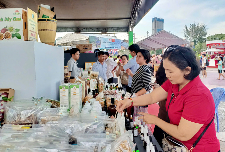 Du khách lẫn người dân ghé thăm các gian hàng trưng bày sản phẩm OCOP. img-8159.jpg