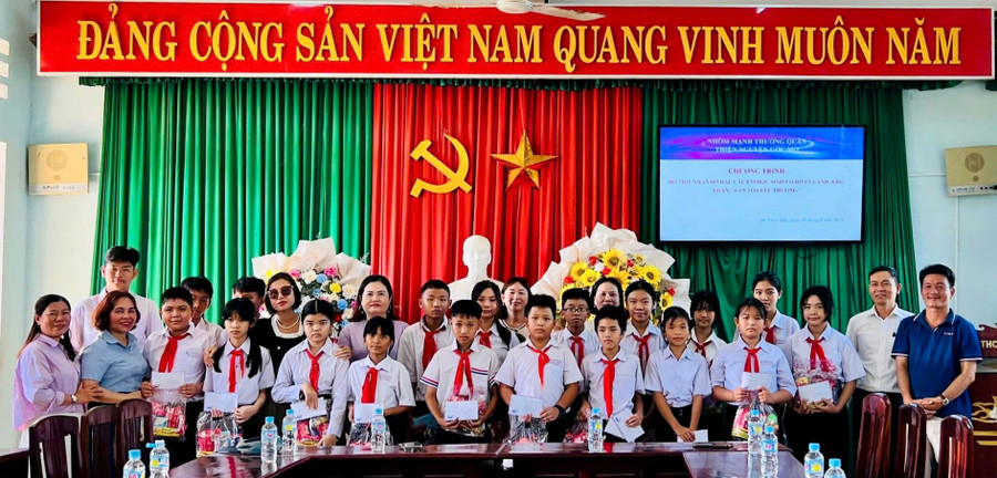 Tặng quà cho các học sinh có hoàn cảnh khó khăn tại chương trình. Ảnh: ĐVCC img-7348.jpg
