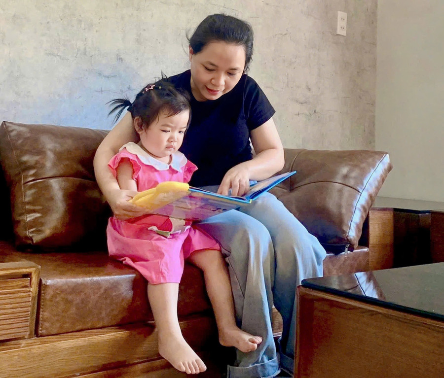 Nhờ chuẩn bị kỹ càng trước khi sinh, chị Lệ tự tin nuôi dưỡng, dạy con một cách khoa học, bài bản. Ảnh: D.L z6863381214455-ba0dd20f4f0355a8a5d4edb407e59201.jpg