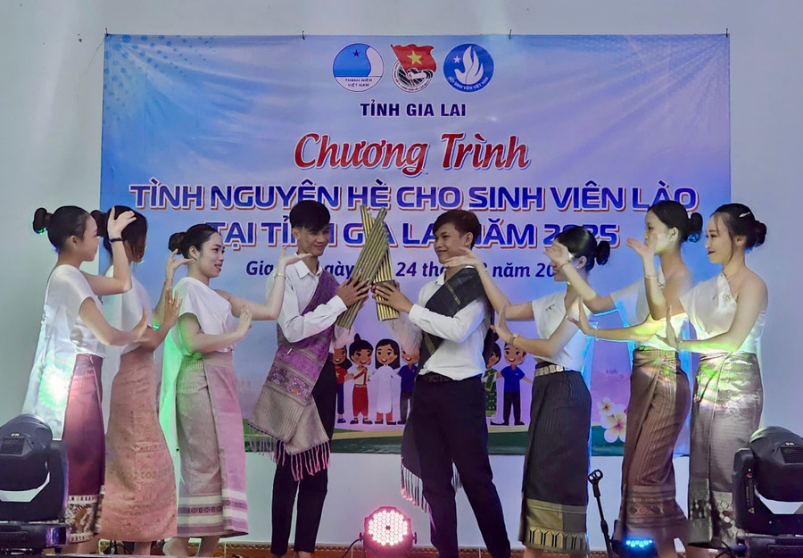 Sinh viên Lào trình diễn tiết mục văn nghệ đậm đà bản sắc văn hóa truyền thống. Ảnh: ĐVCC img-7714.jpg