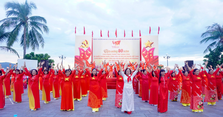 Màn đồng diễn dân vũ của hội viên phụ nữ phường Quy Nhơn Nam. Ảnh: D.L Màn đồng diễn dân vũ của hội viên phụ nữ phường Quy Nhơn Nam. Ảnh: D.L