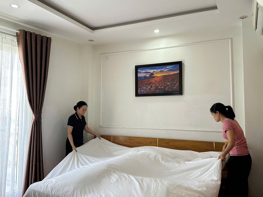 Nhân viên khách sạn Sao Việt đang chuẩn bị phòng để khách kịp check-in. saoviet2.jpg