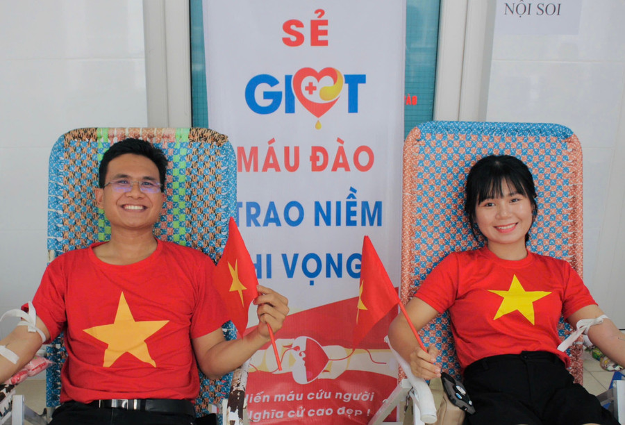 Các cặp đôi cũng không ngại cho đi giọt máu tại ngày hội. Ảnh: ĐVCC img-7761.jpg