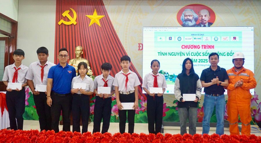Tặng thẻ bảo hiểm y tế cho học sinh trung học cơ sở vượt khó học giỏi. Ảnh: D.L dsc02821.jpg
