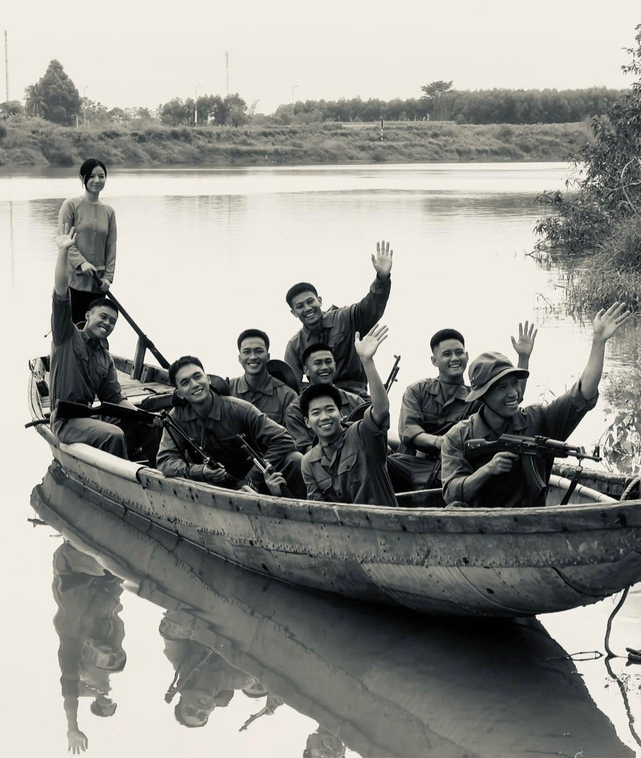 Hồng (bìa trái) đưa các chiến sĩ sang sông Thạch Hãn. Ảnh: NVCC Hồng (bìa trái) đưa các chiến sĩ sang sông Thạch Hãn. Ảnh: NVCC
