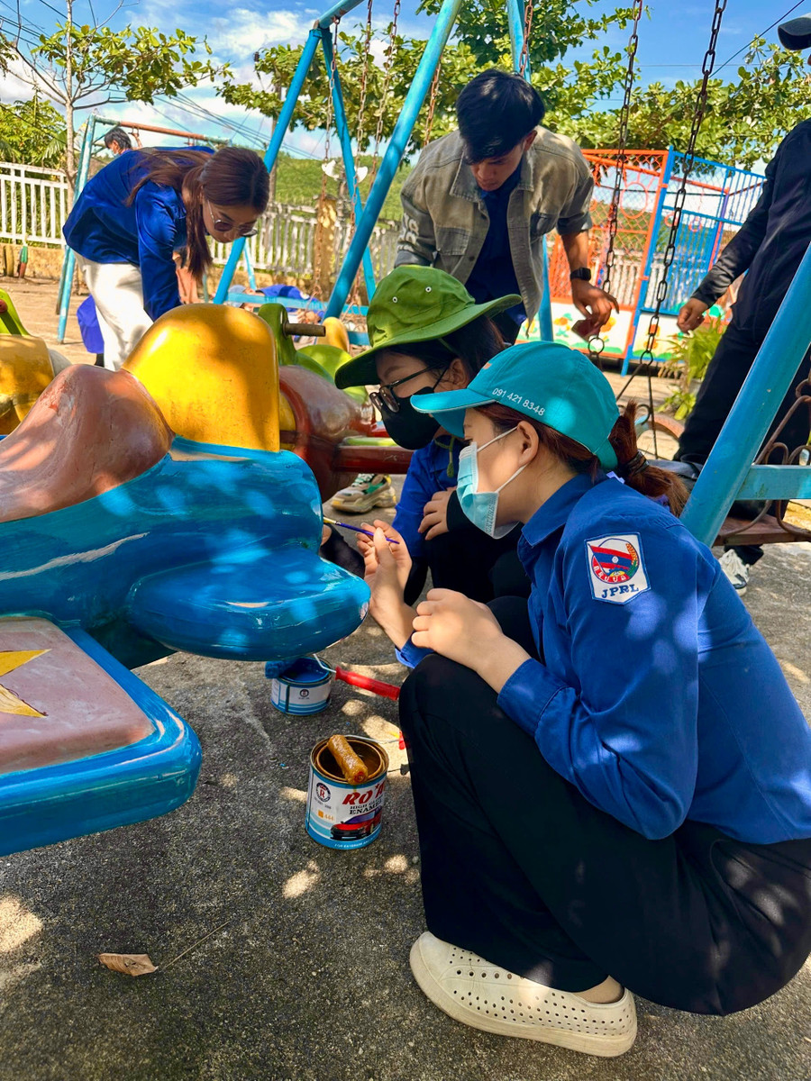 Sơn, sửa sân chơi thiếu nhi tại Trường Mầm non xã An Toàn. Ảnh: ĐVCC img-7712.jpg