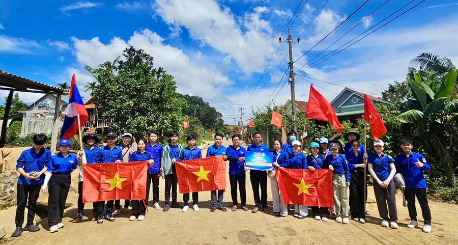 Thực hiện công trình “Đường cờ thanh niên”. Ảnh: ĐVCC img-7708.jpg