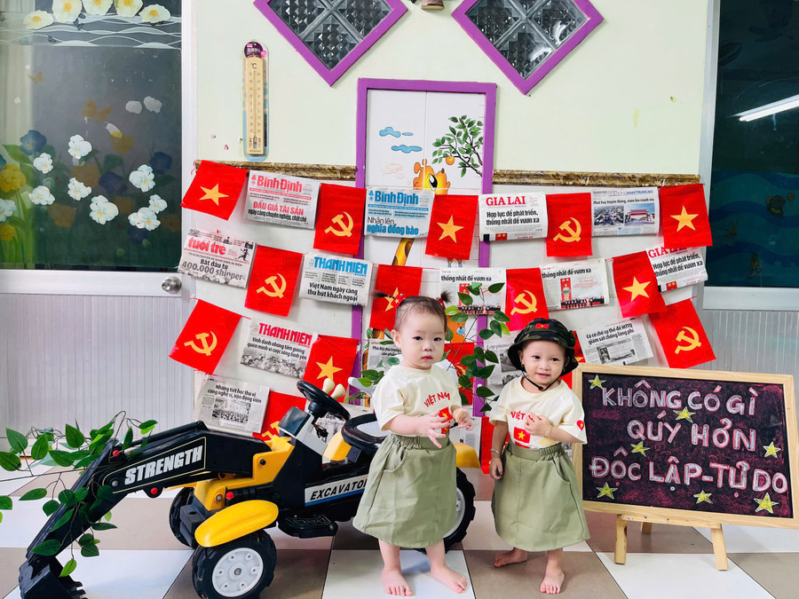 Bé Võ Trần Gia An (phải), con gái chị Hiền được mẹ diện bộ trang phục xinh xắn, ý nghĩa. Ảnh: D.L 83311cefe6886dd63499.jpg