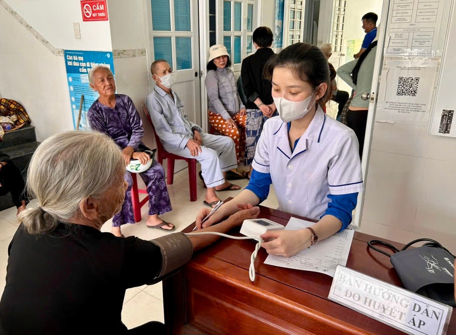 Khám, phát thuốc miễn phí cho người dân. Ảnh: D.L img-7144.jpg