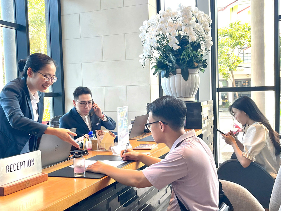 Lễ tân Khách sạn Anya Premier Quy Nhơn làm thủ tục check-in cho du khách. anya.jpg