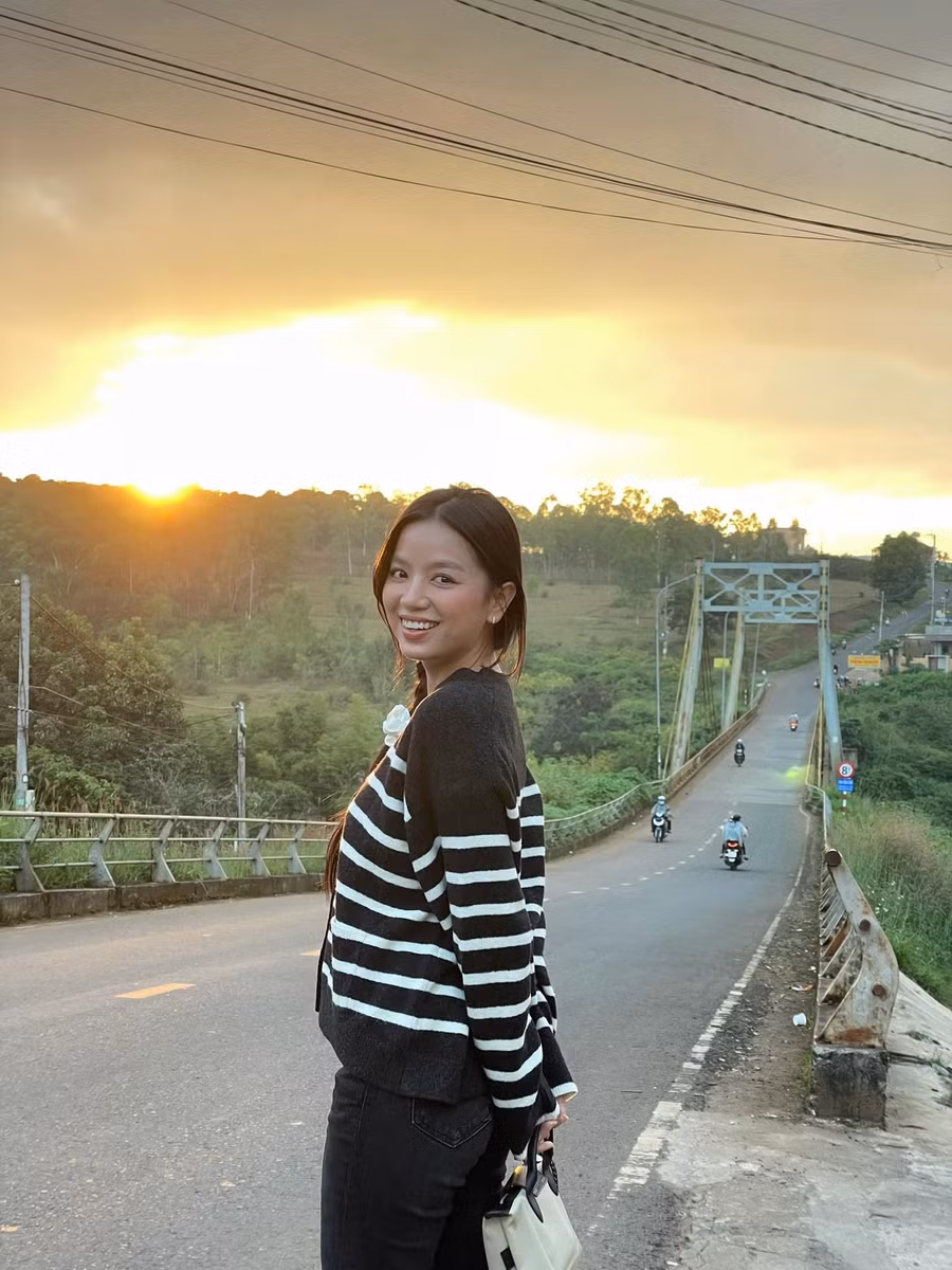 Hạ Anh giản dị tại quê nhà Gia Lai. Ảnh: NVCC