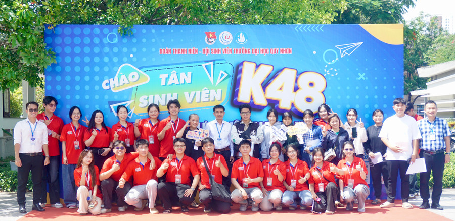 Hiệu trưởng Trường Đại học Quy Nhơn Đoàn Đức Tùng chụp hình lưu niệm cùng Đoàn trường, Câu lạc bộ Kết nối trẻ QNU, phụ huynh và tân sinh viên. Ảnh: D.L Hiệu trưởng Trường Đại học Quy Nhơn Đoàn Đức Tùng chụp hình lưu niệm cùng Đoàn trường, Câu lạc bộ Kết nối trẻ QNU, phụ huynh và tân sinh viên. Ảnh: D.L