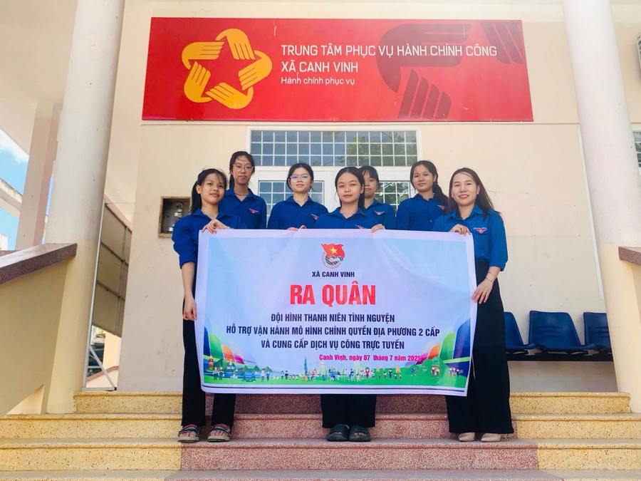 Đoàn Thanh niên xã Canh Vinh ra quân hỗ trợ vận hành mô hình chính quyền địa phương 2 cấp và cung cấp dịch vụ công trực tuyến. Ảnh: D.L Đoàn Thanh niên xã Canh Vinh ra quân hỗ trợ vận hành mô hình chính quyền địa phương 2 cấp và cung cấp dịch vụ công trực tuyến. Ảnh: D.L