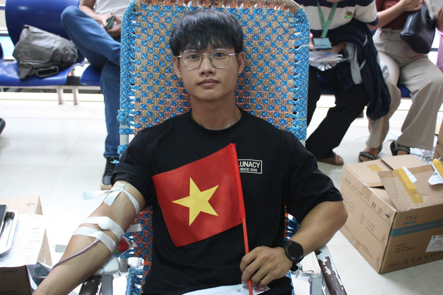 Nhiều bạn trẻ đã chủ động đăng ký, tham gia hiến máu. Ảnh: ĐVCC 3.jpg