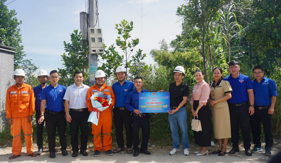 Tặng công trình thanh niên "Thắp sáng đường quê". Ảnh: D.L dsc02837.jpg
