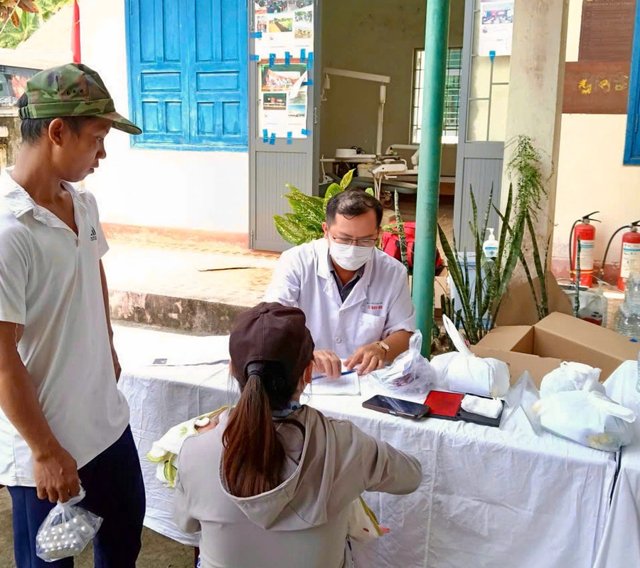 Bác sĩ Bệnh viện Phong - Da liễu Trung ương Quy Hòa phát thuốc miễn phí cho người dân. Ảnh: ĐVCC z6910371938138-c906bc5c9033907465cba1a1924d4a4f.jpg