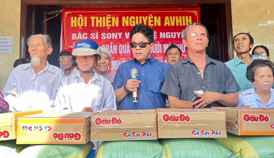 Tặng quà cho người mù có hoàn cảnh khó khăn. Ảnh: ĐVCC img-7076.jpg