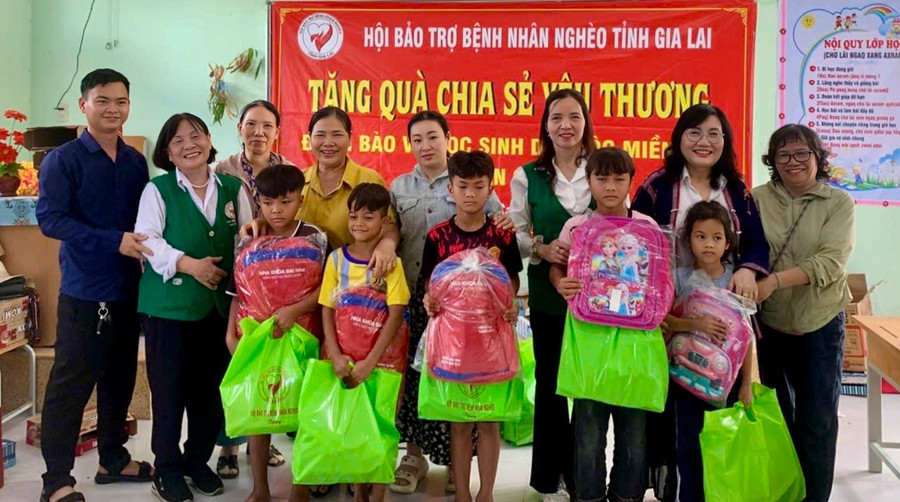 Hội Bảo trợ bệnh nhân nghèo tỉnh Gia Lai tặng quà cho học sinh xã Vân Canh. Ảnh: ĐVCC img-7936.jpg