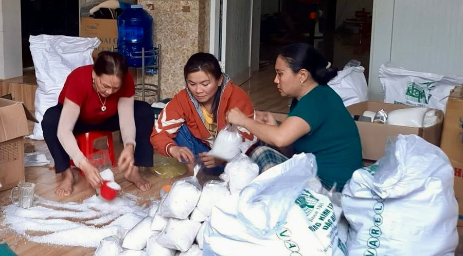 Thành viên CLB Tình nguyện viên Chữ thập đỏ Bạch Mai Trang đang đóng gói từng phần quà cho chuyến đi thiện nguyện sắp đến. Ảnh: ĐVCC img-7235.jpg