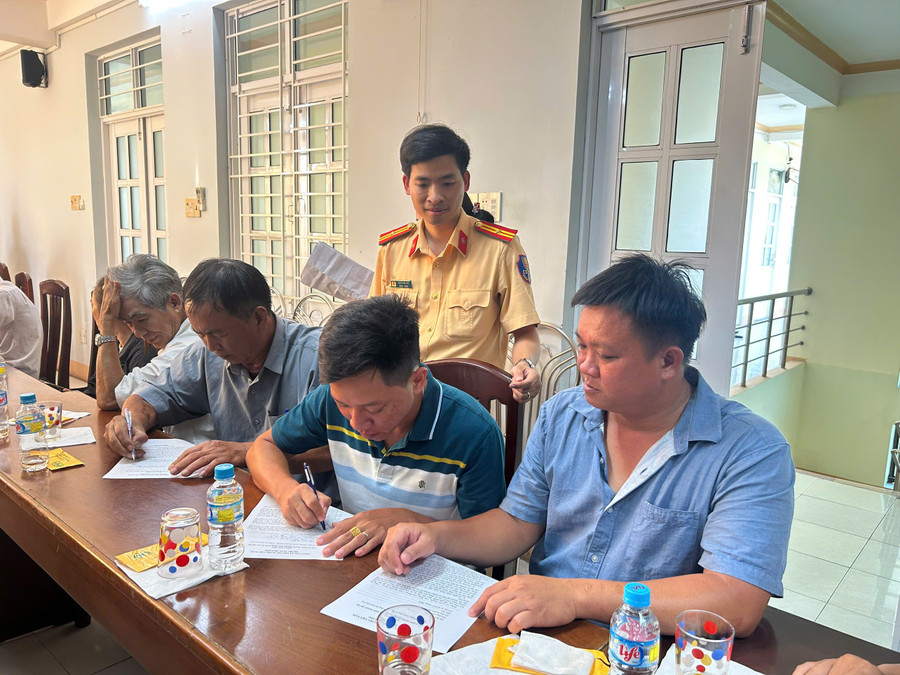 Đại diện các doanh nghiệp ký cam kết chấp hành nghiêm pháp luật về đảm bảo trật tự an toàn giao thông. Ảnh: D.L 4bb645434035c86b9124.jpg