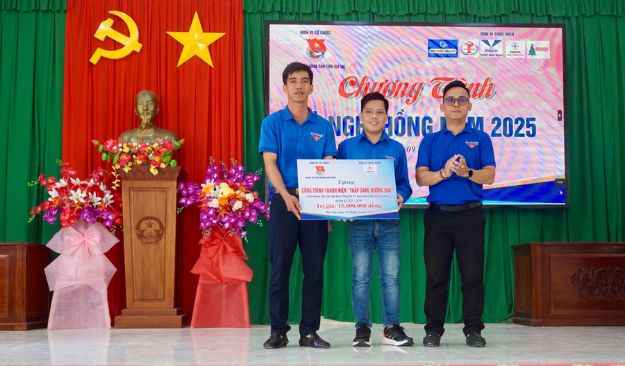 Trao bảng tượng trưng tặng công trình thanh niên “Thắp sáng đường quê” cho Đoàn Thanh niên xã Hội Sơn. Ảnh: D.L dsc02707.jpg