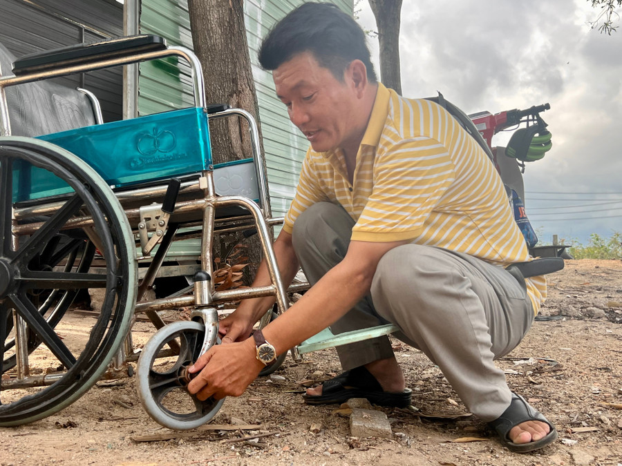 Anh Việt đang tháo lắp bánh xe, sẵn sàng sửa chữa. Ảnh: D.L img-7434.jpg