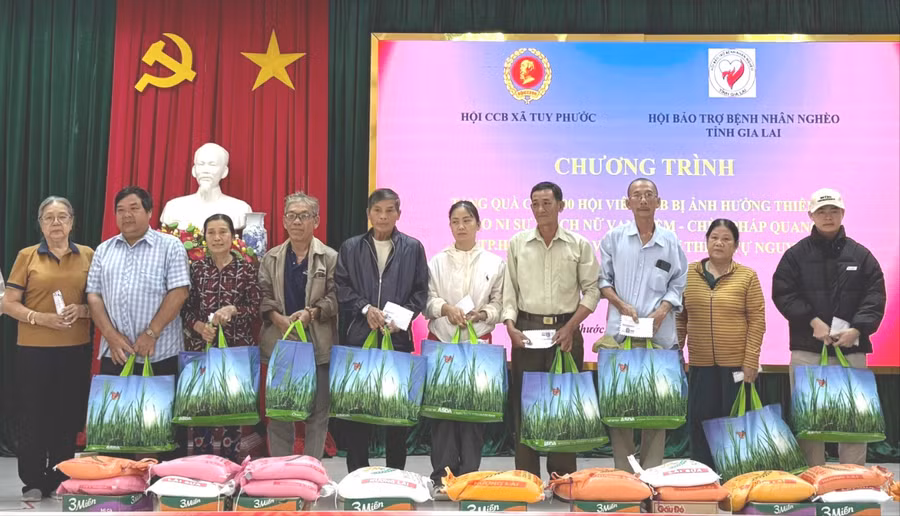 Tặng quà cho cựu chiến binh xã Tuy Phước. Ảnh: D.L