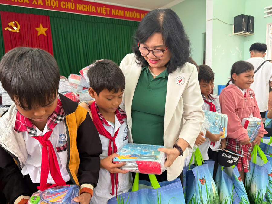 Tặng quà cho học sinh làng Canh Hòa (xã Vân Canh). Ảnh: D.L