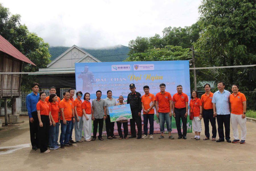 Trao bảng tượng trưng tặng đèn năng lượng mặt trời. Ảnh: ĐVCC tang-qua-tay-son-1.jpg