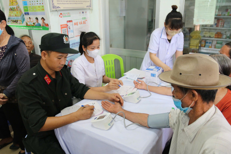 Khám bệnh và cấp phát thuốc cho người dân. Ảnh: ĐVCC tang-qua-tay-son-3.jpg