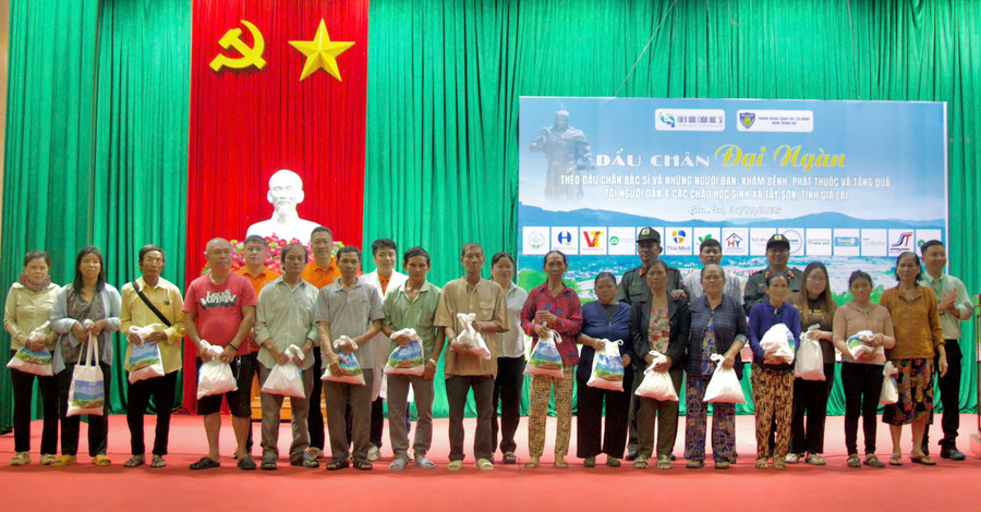 Tặng quà cho hộ nghèo và cận nghèo. Ảnh: ĐVCC tang-qua-tay-son-2.jpg