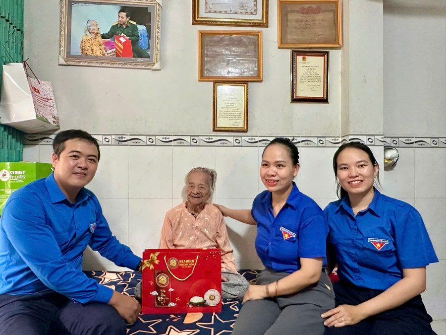 Chi đoàn Cơ quan Tỉnh đoàn, Chi đoàn Viện Kiểm sát nhân dân tỉnh và Chi đoàn Nhà khách Tỉnh ủy phối hợp cùng Đoàn phường Quy Nhơn tổ chức "Bữa cơm gia đình, ấm tình lòng mẹ" tại nhà Mẹ Việt Nam Anh Hùng Lê Thị Cảm (phường Quy Nhơn). Ảnh: D.L phong-van-pho-bi-thu-ve-tinh-nguyen-he-9.jpg
