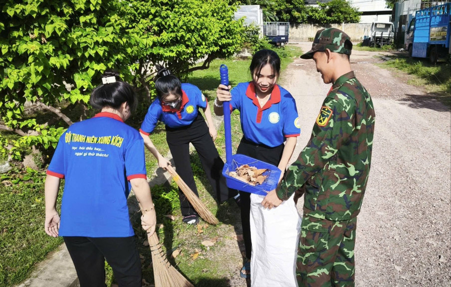 Đoàn viên thanh niên phường Quy Nhơn Nam phối hợp với Đoàn các cơ quan Đảng tỉnh, LCĐ Khoa Kinh tế và Kế toán (Trường Đại học Quy Nhơn), Chi đoàn Đại đội Trinh sát cơ giới 1, Chi đoàn Đại đội 4 thông tin ra quân “Ngày Chủ nhật xanh” 24-8. Ảnh: ĐVCC phong-van-pho-bi-thu-ve-tinh-nguyen-he-5867.jpg
