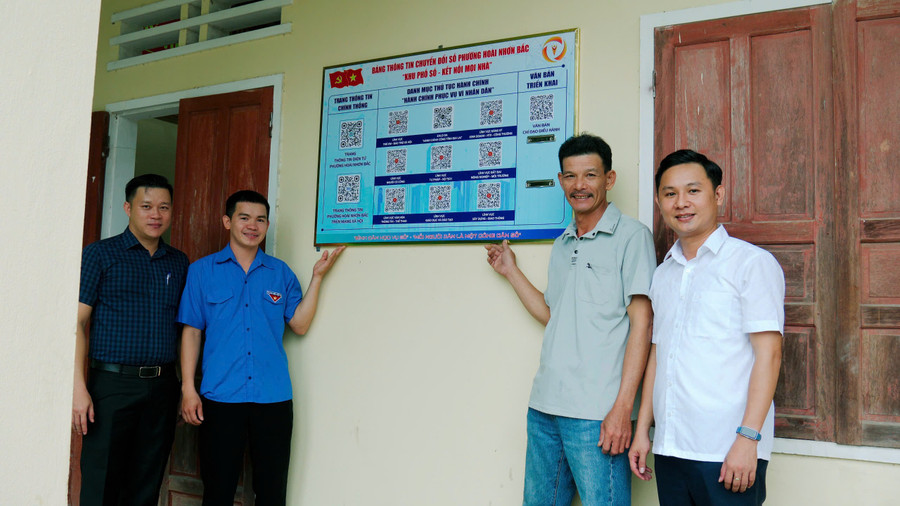 Bảng thông tin QR “Khu phố số-Kết nối mọi nhà” được treo tại các khu phố ngay sau lễ phát động. Ảnh: ĐVCC phuong-hoai-nhon-bac-phat-dong-phong-trao-binh-dan-hoc-vu-so-3.jpg