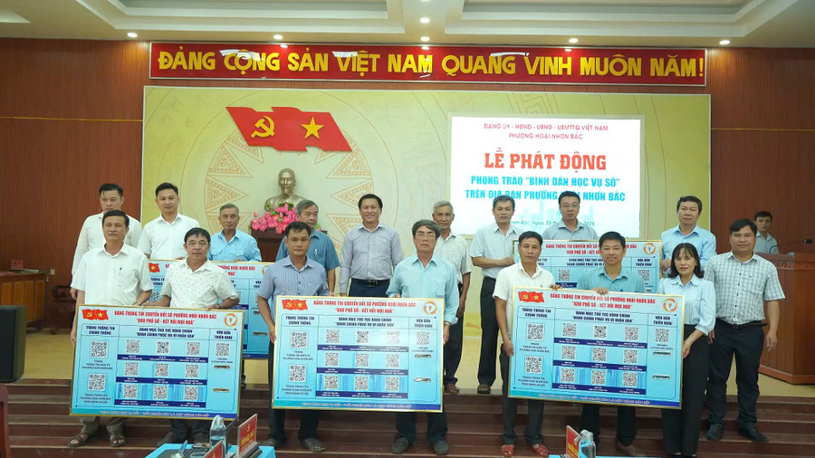 Trao bảng thông tin QR “Khu phố số-Kết nối mọi nhà”. Ảnh: ĐVCC phuong-hoai-nhon-bac-phat-dong-phong-trao-binh-dan-hoc-vu-so-1.jpg