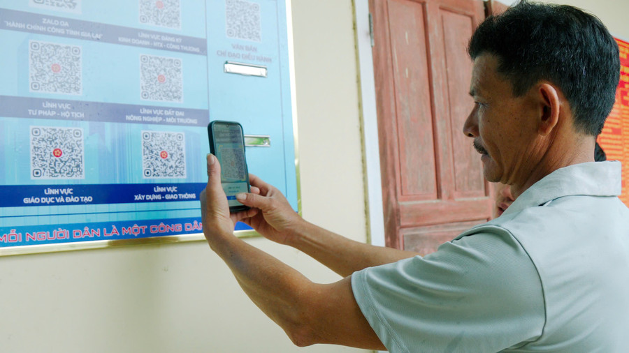 Người dân quét mã trên bảng thông tin QR “Khu phố số-Kết nối mọi nhà” để tra cứu thông tin, thủ tục hành chính. Ảnh: ĐVCC phuong-hoai-nhon-bac-phat-dong-phong-trao-binh-dan-hoc-vu-so-5.jpg