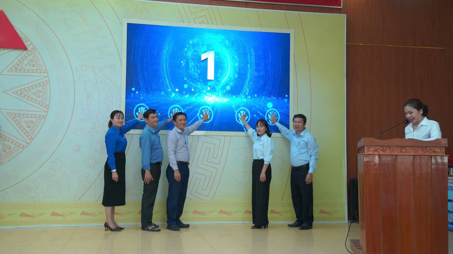 Đảng ủy phường Hoài Nhơn Bắc phát động phong trào “Bình dân học vụ số”. Ảnh: ĐVCC phuong-hoai-nhon-bac-phat-dong-phong-trao-binh-dan-hoc-vu-so-4.jpg