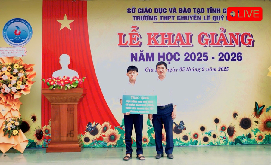 Ngân hàng BIDV Quy Nhơn trao tặng suất học bổng trị giá 15 triệu đồng cho em Lê Minh Tuấn lớp 11 Sử. Ảnh: D.L z6978441764430-f823ffda7a11d95250add8e6f03af545-6281.jpg