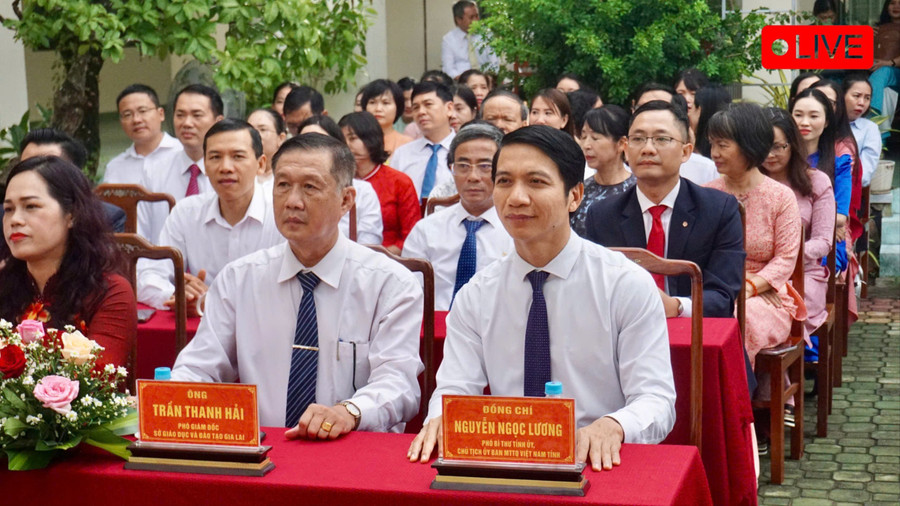 Đại biểu tham dự lễ khai giảng tại Trường THPT Chuyên Lê Quý Đôn. Ảnh: D.L z6978441720394-1f0b2c32755dd6facc4904a617740b0a-5573.jpg