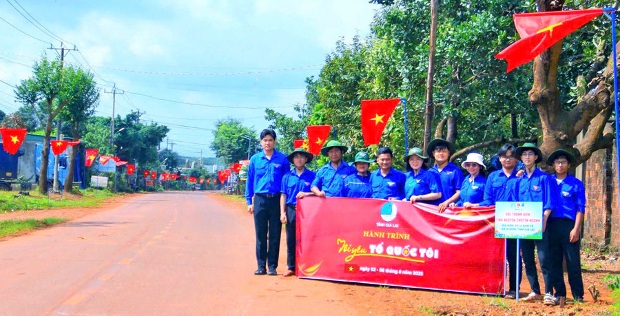 Đội Thanh niên tình nguyện chuyên ngành cấp tỉnh thực hiện công trình "Đường cờ thanh niên" tại xã Ia Nan. Ảnh: ĐVCC Đội Thanh niên tình nguyện chuyên ngành cấp tỉnh thực hiện công trình "Đường cờ thanh niên" tại xã Ia Nan. Ảnh: ĐVCC