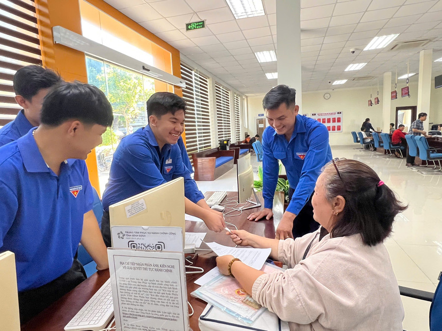 Cùng với tổ chức Đoàn toàn quốc, ngày 7-7, đoàn viên thanh niên phường Quy Nhơn Nam ra quân, hỗ trợ người dân thực hiện thủ tục hành chính tại Trung tâm Phục vụ hành chính công tỉnh. Ảnh: D.L Cùng với tổ chức Đoàn toàn quốc, ngày 7-7, đoàn viên thanh niên phường Quy Nhơn Nam ra quân, hỗ trợ người dân thực hiện thủ tục hành chính tại Trung tâm Phục vụ hành chính công tỉnh. Ảnh: D.L