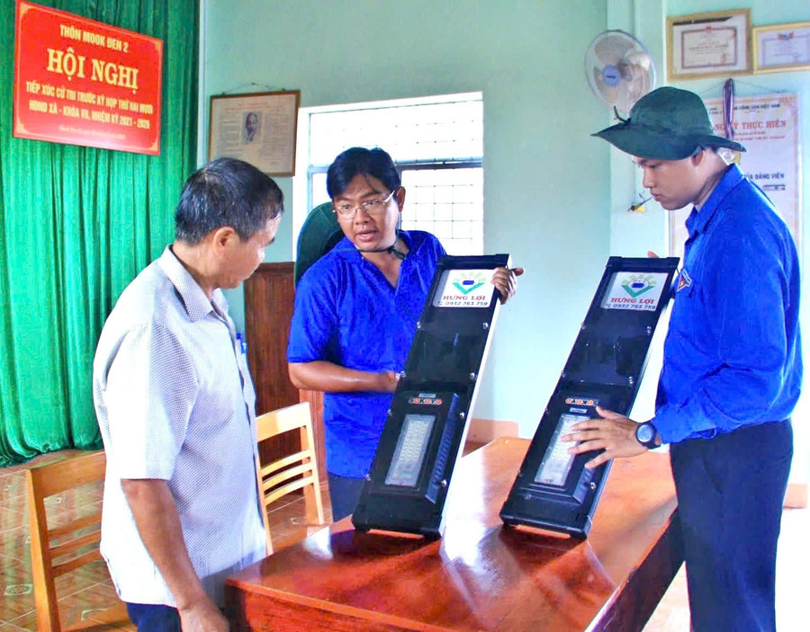 Trong khuôn khổ Chiến dịch Tình nguyện hè năm 2025, Đội Thanh niên tình nguyện chuyên ngành cấp tỉnh tặng đèn năng lượng mặt trời cho chính quyền xã Ia Dom. Ảnh: ĐVCC Trong khuôn khổ Chiến dịch Tình nguyện hè năm 2025, Đội Thanh niên tình nguyện chuyên ngành cấp tỉnh tặng đèn năng lượng mặt trời cho chính quyền xã Ia Dom. Ảnh: ĐVCC