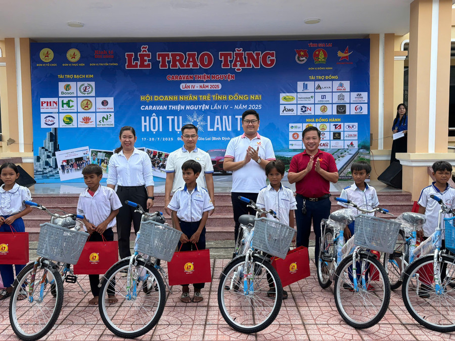 Tỉnh đoàn, Hội Doanh nhân trẻ hai tỉnh Đồng Nai và Bình Định trao xe đạp và quà cho học sinh hoàn cảnh khó khăn ở xã Trường tiểu học Vĩnh An (xã Bình Phú). Ảnh: ĐVCC Tỉnh đoàn, Hội Doanh nhân trẻ hai tỉnh Đồng Nai và Bình Định trao xe đạp và quà cho học sinh hoàn cảnh khó khăn ở xã Trường tiểu học Vĩnh An (xã Bình Phú). Ảnh: ĐVCC