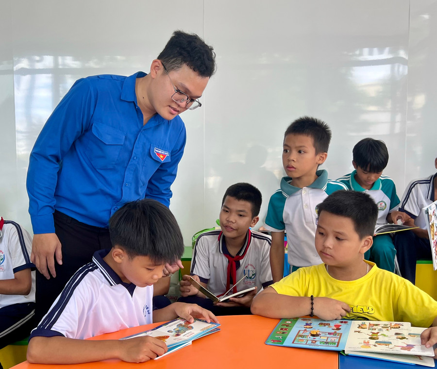 Trẻ đọc sách tại “Thư viện ước mơ” đặt ở Trung tâm Hoạt động Thanh thiếu nhi tỉnh. Ảnh: D.L Trẻ đọc sách tại “Thư viện ước mơ” đặt ở Trung tâm Hoạt động Thanh thiếu nhi tỉnh. Ảnh: D.L