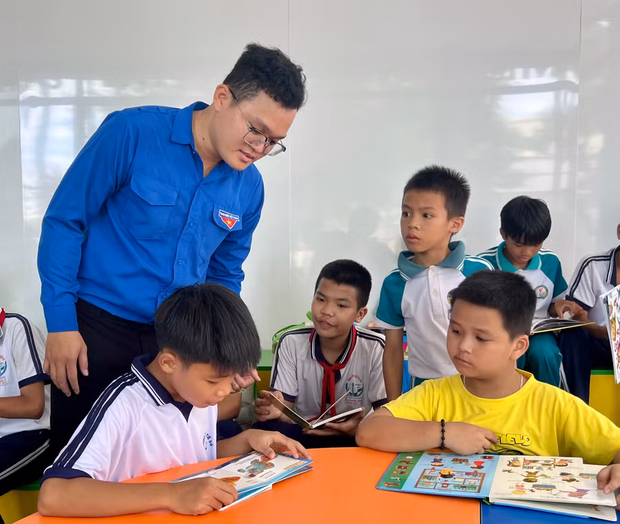 Trẻ đọc sách tại “Thư viện ước mơ” đặt ở Trung tâm Hoạt động Thanh thiếu nhi tỉnh. Ảnh: D.L