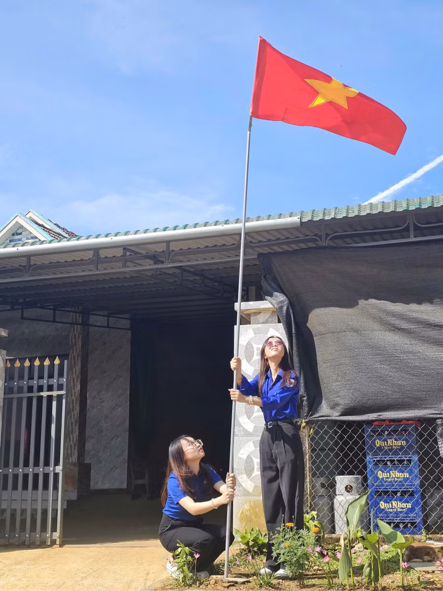 Sinh viên Lào tham gia Chiến dịch Thanh niên Tình nguyện hè tại xã An Toàn. Ảnh: ĐVCC