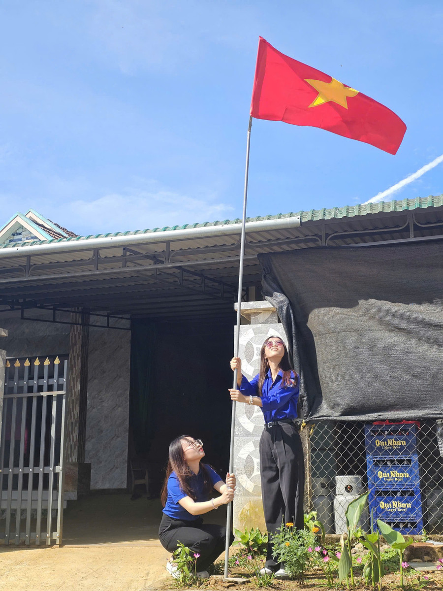 Sinh viên Lào tham gia Chiến dịch Thanh niên Tình nguyện hè tại xã An Toàn. Ảnh: ĐVCC Sinh viên Lào tham gia Chiến dịch Thanh niên Tình nguyện hè tại xã An Toàn. Ảnh: ĐVCC